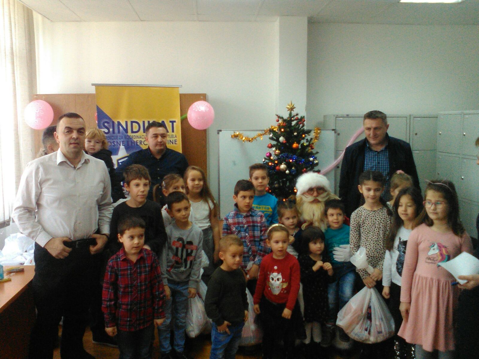 Podjela paketića za djecu članova Sindikata u Banja Luci