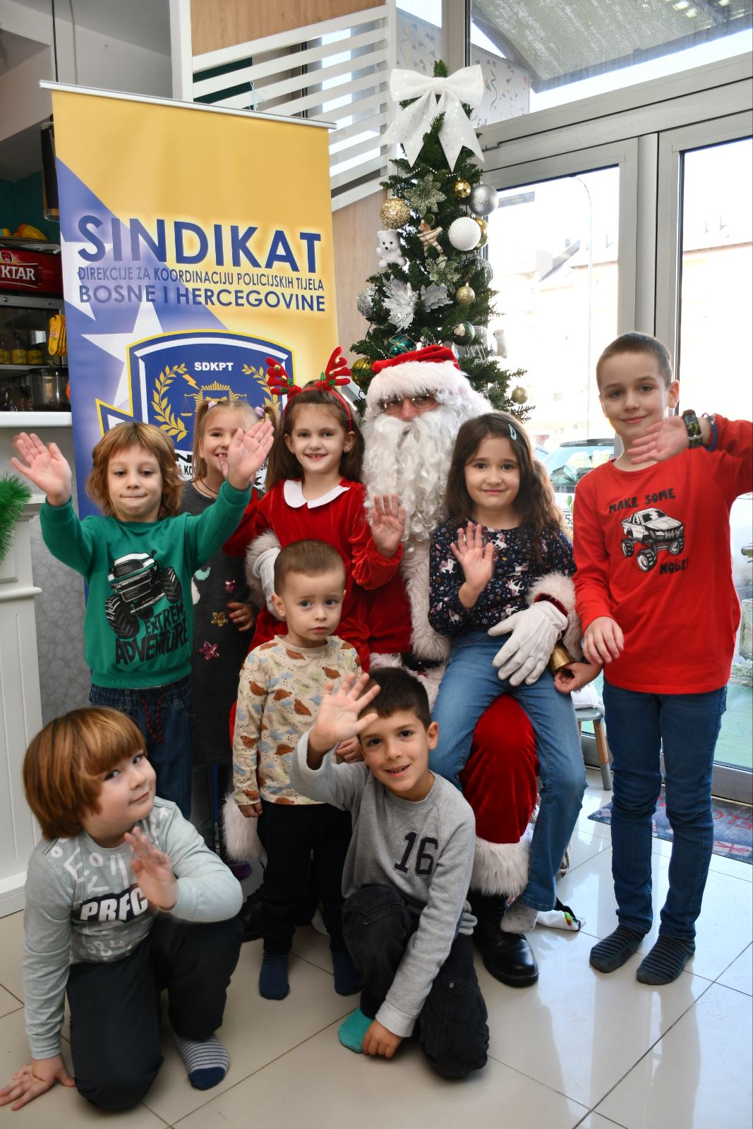 Podjela novogodišnjih paketića za djecu članova Sindikata Jedinice Banja Luka